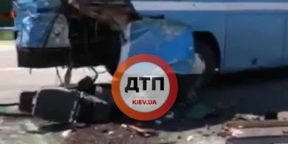 Кровавое ДТП под Киевом: внедорожник на огромной скорости влетел в автобус, есть погибшие