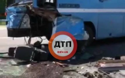 Кровавое ДТП под Киевом: внедорожник на огромной скорости влетел в автобус, есть погибшие