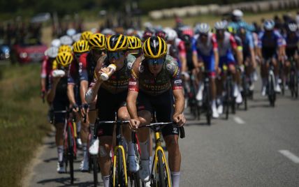 У Іспанії нідерландський велогонщик спровокував масове зіткнення перед фінішем, його команда посіла перші три місця: відео