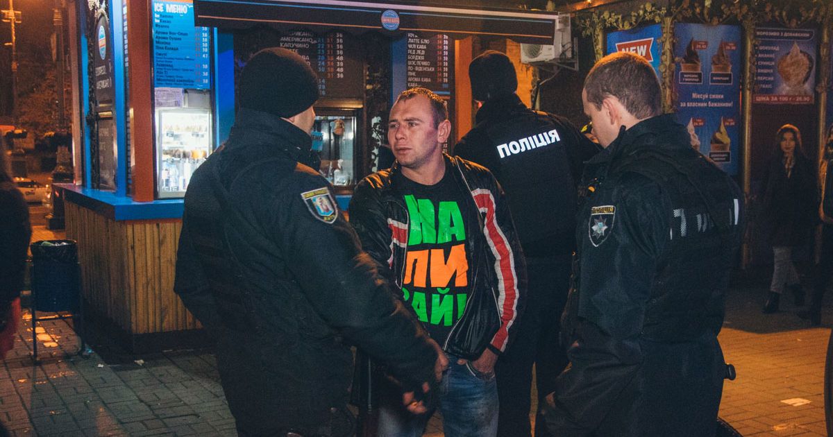 На Хрещатику п'яний чоловік покусав людей. Двоє опинилися в лікарні
