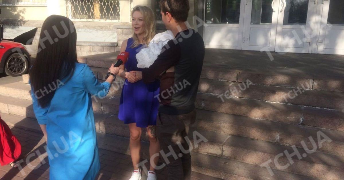 Ступка забрав кохану з донькою з пологового / © ТСН