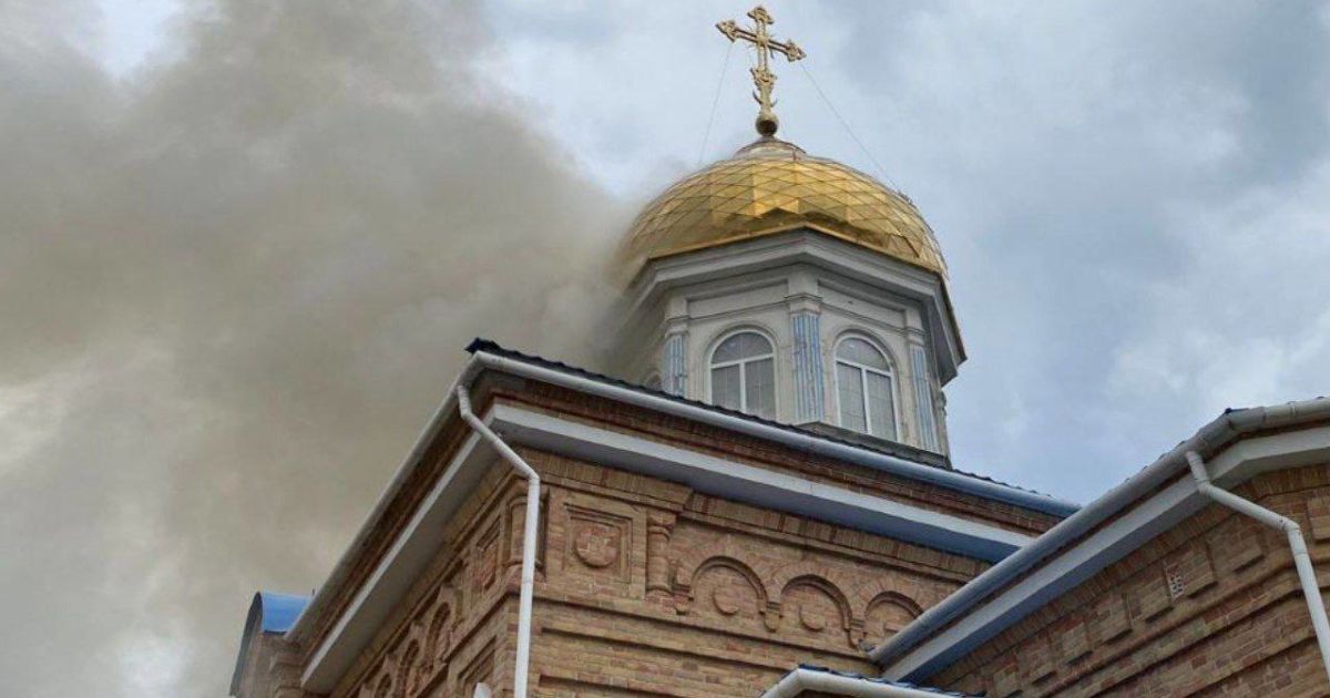 От обстрела россиян в Никопольщине загорелась церковь