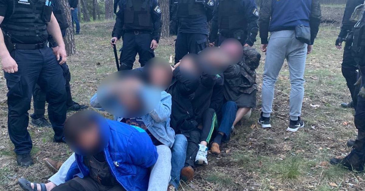 Молодикам із лісу Харківської області після сутичок з поліцією закидають насильство і посягання на життя