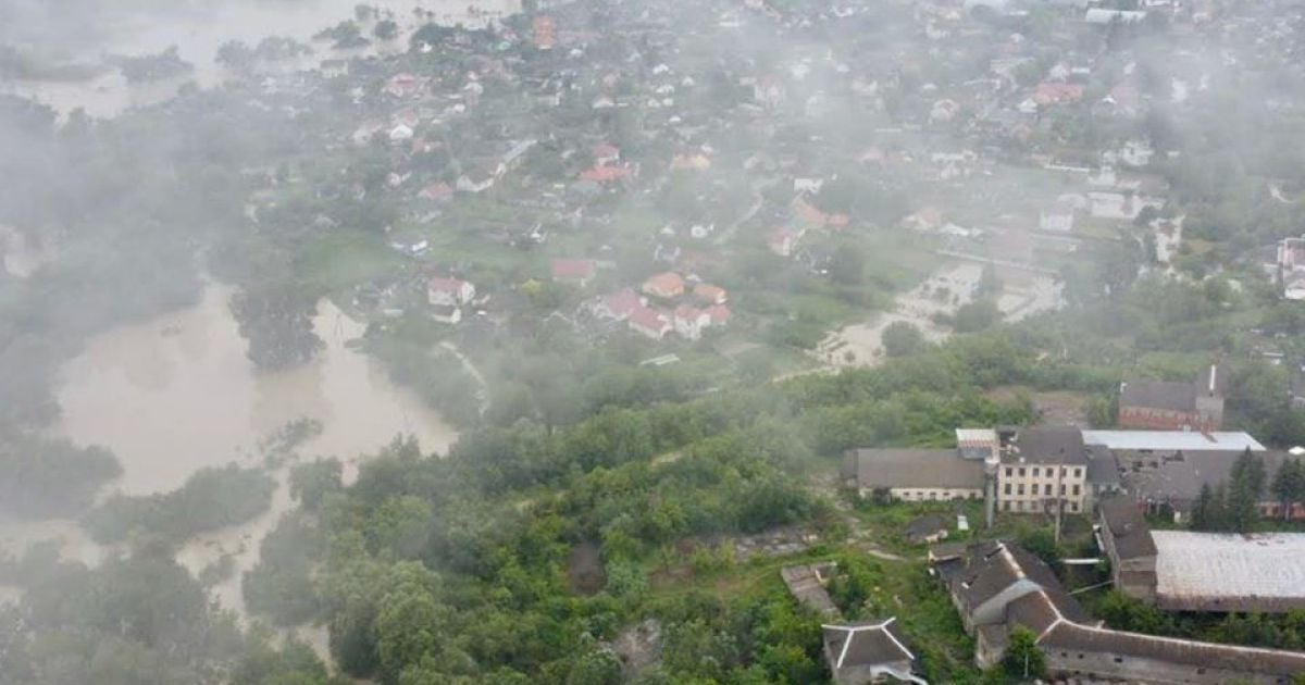 Повінь на Буковині: вода змила укріпні споруди і наближається до Чернівців