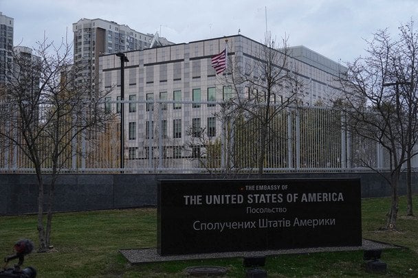У ЄС заявили про виїзд посольства США з Києва після погроз: Україна відповіла, чи це правда