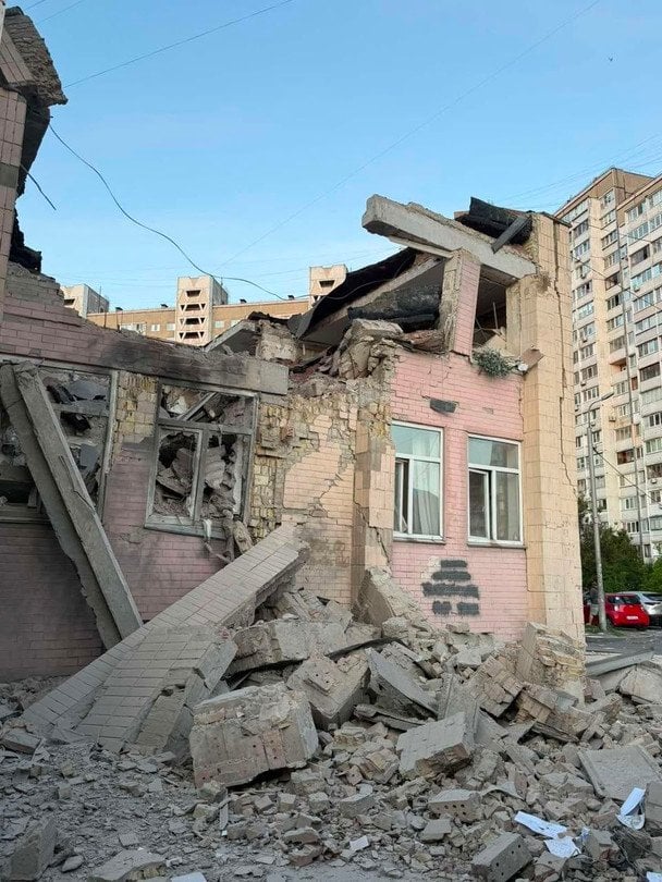 Пів будівлі зруйновано вщент: РФ вгатила по лікарнях Києва (фото, відео)