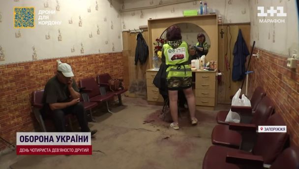 В це важко повірити, серед цього хаосу війни серед розбитих і понівечених будинків люди ще знаходять час на себе.