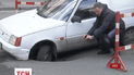 В Киеве под колесами автомобиля провалился асфальт