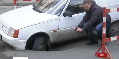В центре Киева посреди трассы машина провалилась под асфальт
