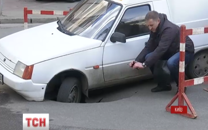 В центре Киева посреди трассы машина провалилась под асфальт