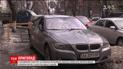 В центре Киева ледовая глыба откололась от крыши и упала на автомобиль