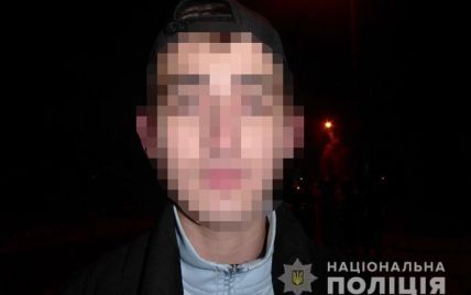 Ударил и отобрал телефон: в Киеве молодой мужчина напал на подростка (фото)