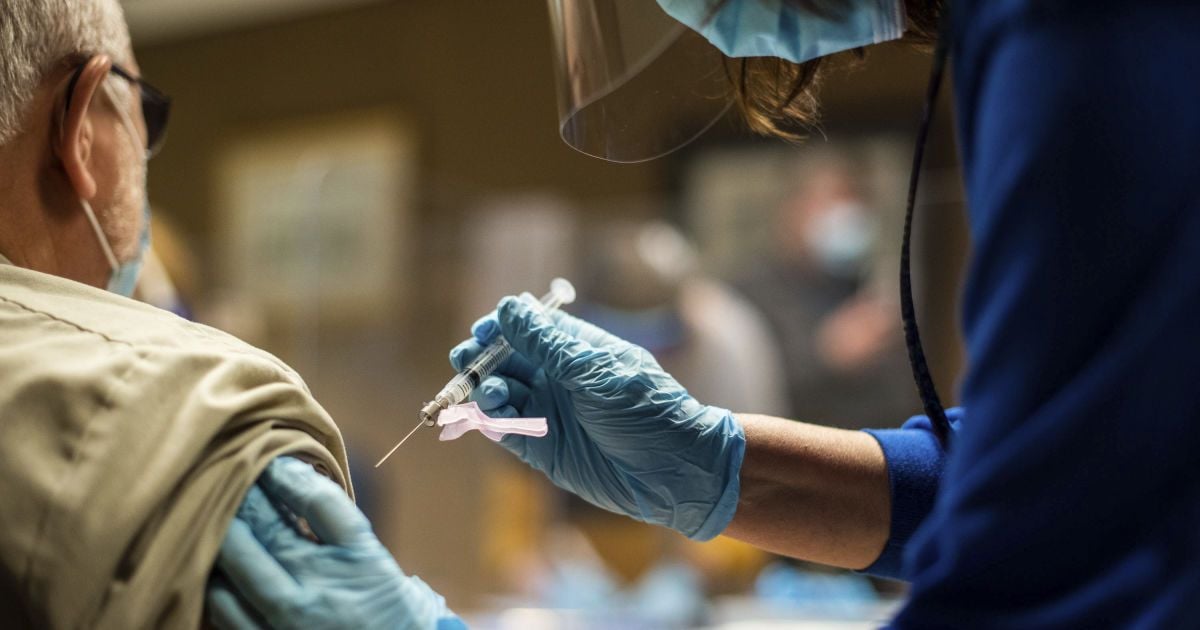 Кому нельзя вакцинироваться от коронавируса: эксперт дал объяснение