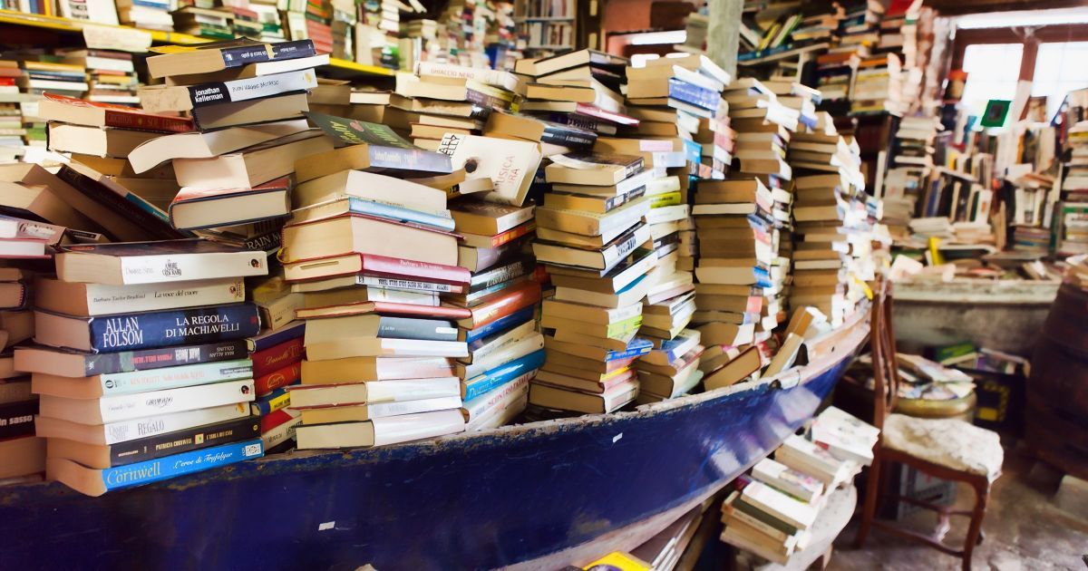 Журналисты озвучат книги для незрячих: спецлитературу передадут в библиотеки по всей Украине