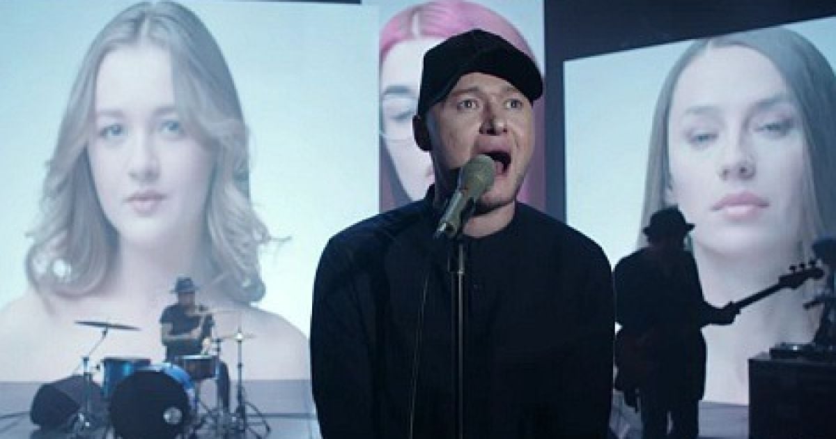 Группа "Бумбокс" снял обнаженных девушек в новом клипе о былом