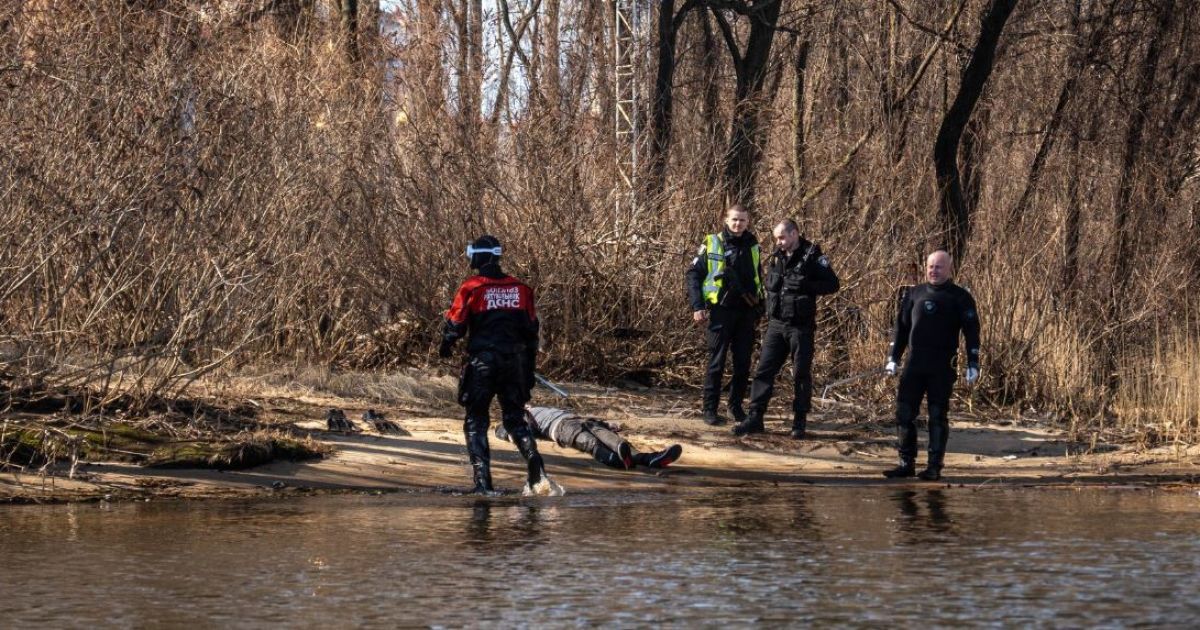 Рятувальники дістали з Дніпра тіло чоловіка, який після стрілянини в Києві стрибнув з Північного мосту.