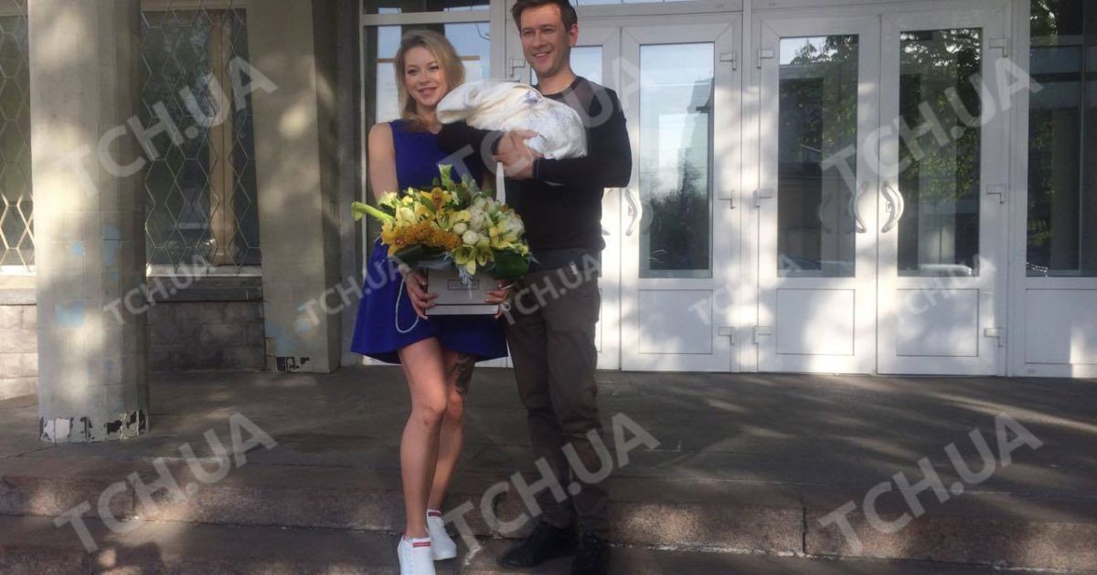 Ступка забрав кохану з донькою з пологового / © ТСН