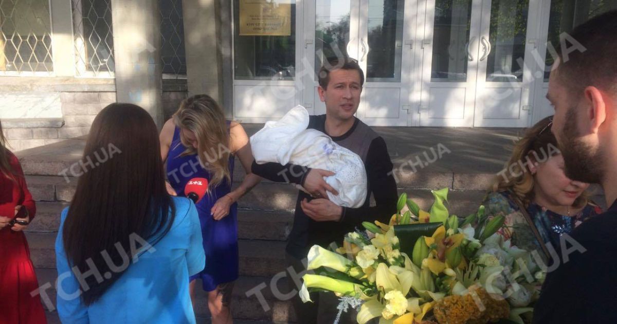 Ступка забрав кохану з донькою з пологового / © ТСН.ua