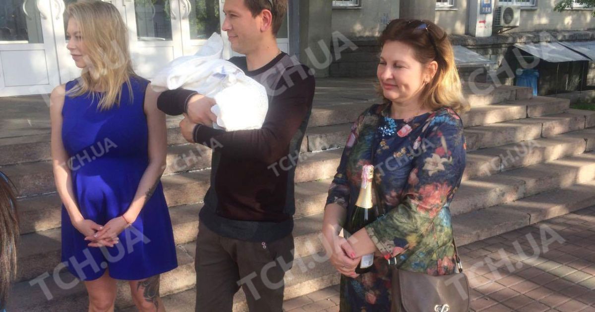 Ступка забрав кохану з донькою з пологового / © ТСН.ua