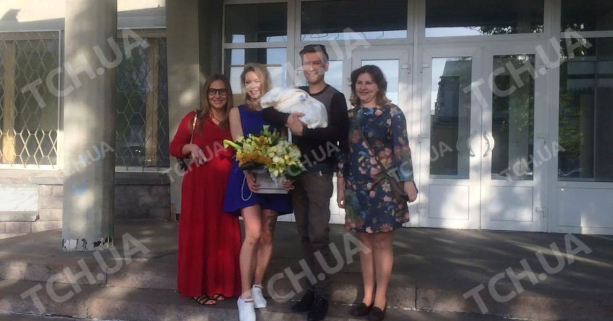 Ступка забрав кохану з донькою з пологового / © ТСН