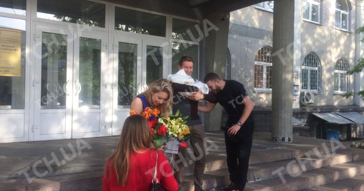 Ступка забрав кохану з донькою з пологового / © ТСН.ua