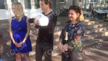 Ступка забрав кохану з донькою з пологового / © ТСН.ua