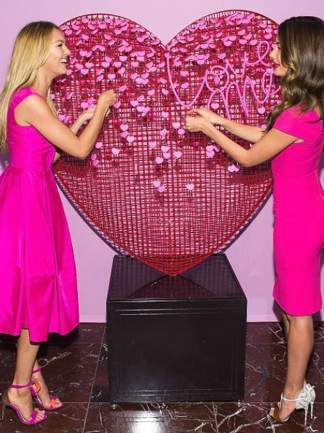Кэндис Свэйнпоул и Лили Олдридж на презентации коллекции Victoria&#039;s Secret в Нью-Йорке / © Getty Images/Fotobank