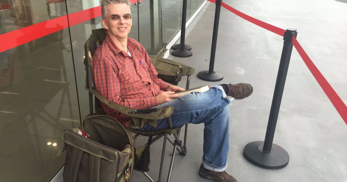 Австралиец создал живую очередь за Tesla Model 3