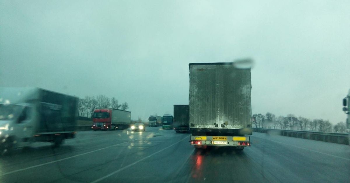 На Полтавщині ожеледиця паралізувала рух транспорту, десятки автобусів не випустили в рейс