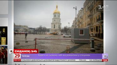 Киян та гостей міста обурив маленький вагончик на Софійській площі