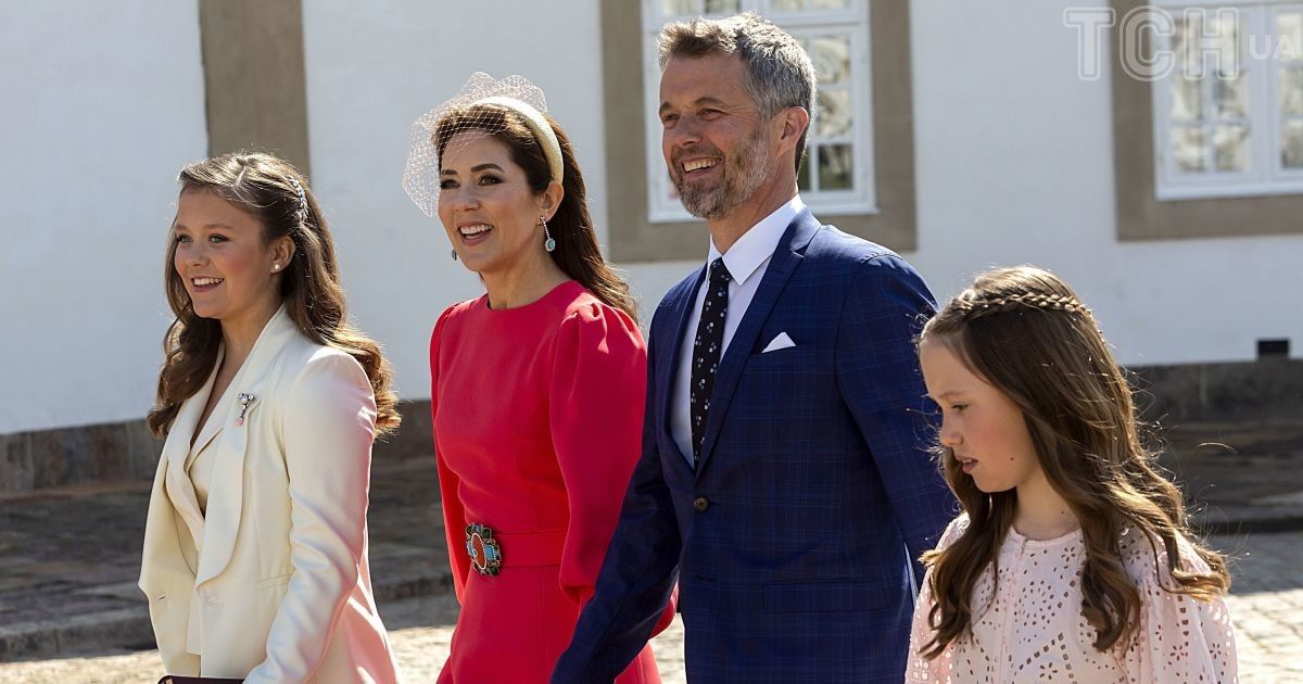 Кронпринцеса Мері та кронпринц Фредерік з дочками