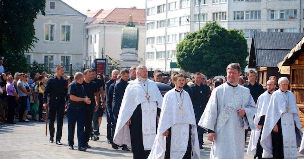 Во время церемонии прощания с Еремеевым в центре Луцка / © ТСН.ua