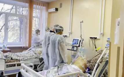 "Подивіться в очі людей, які помирають": у Києві для антивакцинаторки влаштували екскурсію у COVID-відділення