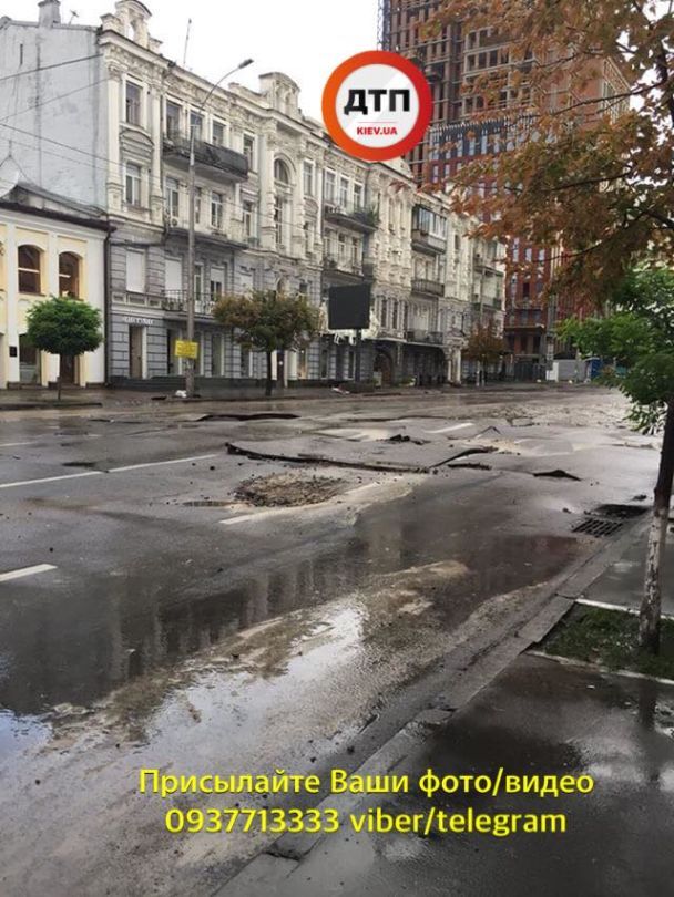 В центре Киеве просел асфальт / © dtp.kiev.ua