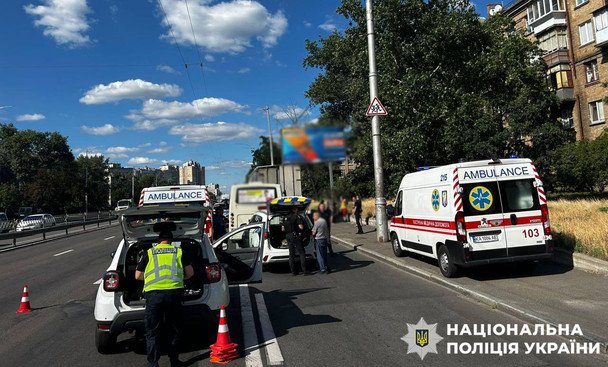 В Киеве маршрутка стала причиной ДТП — пострадали пассажиры (фото)