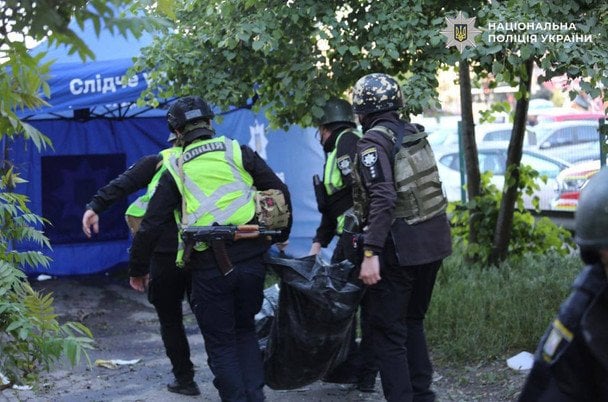 Кривавий удар по Києву: понад 20 людей зникли безвісти, рятувальники розбирають завали