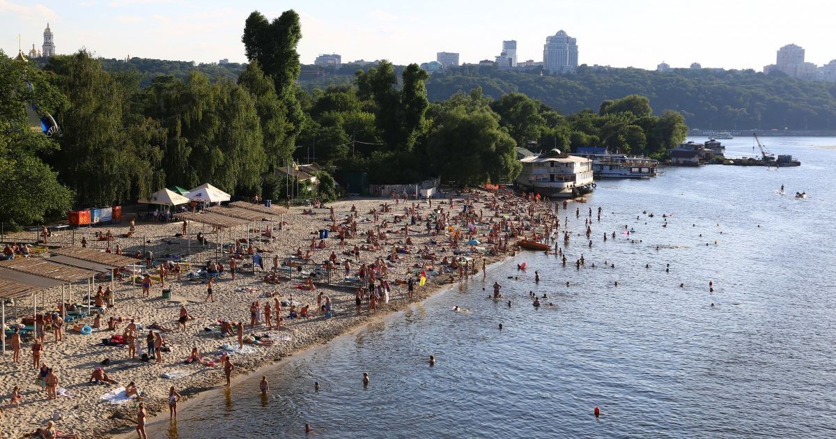 Вывесили красные флаги: в Киеве запретили купаться на всех муниципальных пляжах