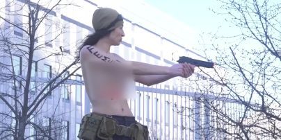 FEMEN влаштували оголений протест біля посольства США в Києві