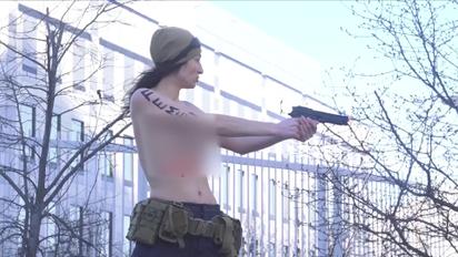 FEMEN влаштували оголений протест біля посольства США в Києві 