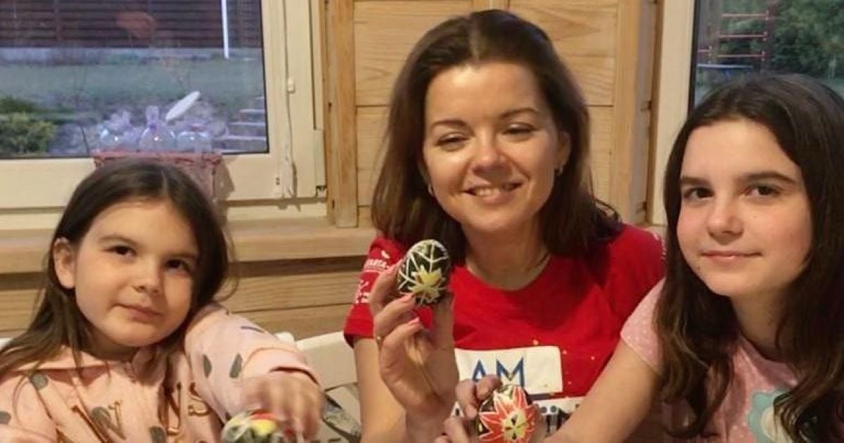 Марічка Падалко з дочками похизувалися вмінням розписувати писанки