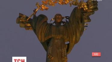 Монумент Незалежності у Києві підсвітили помаранчевим світлом