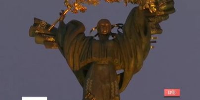 Монумент Незалежності у Києві підсвітили помаранчевим світлом