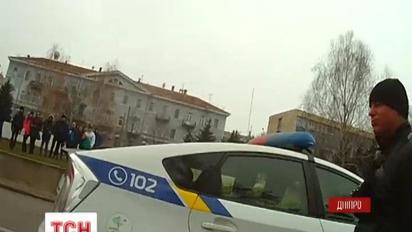 У Дніпрі чоловіки напали на патрульних, що вимагали прибрати з дороги автівки