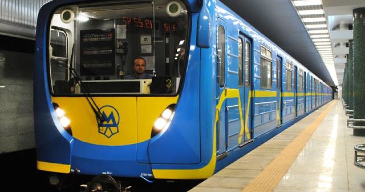 В киевском метро на рельсы упал человек