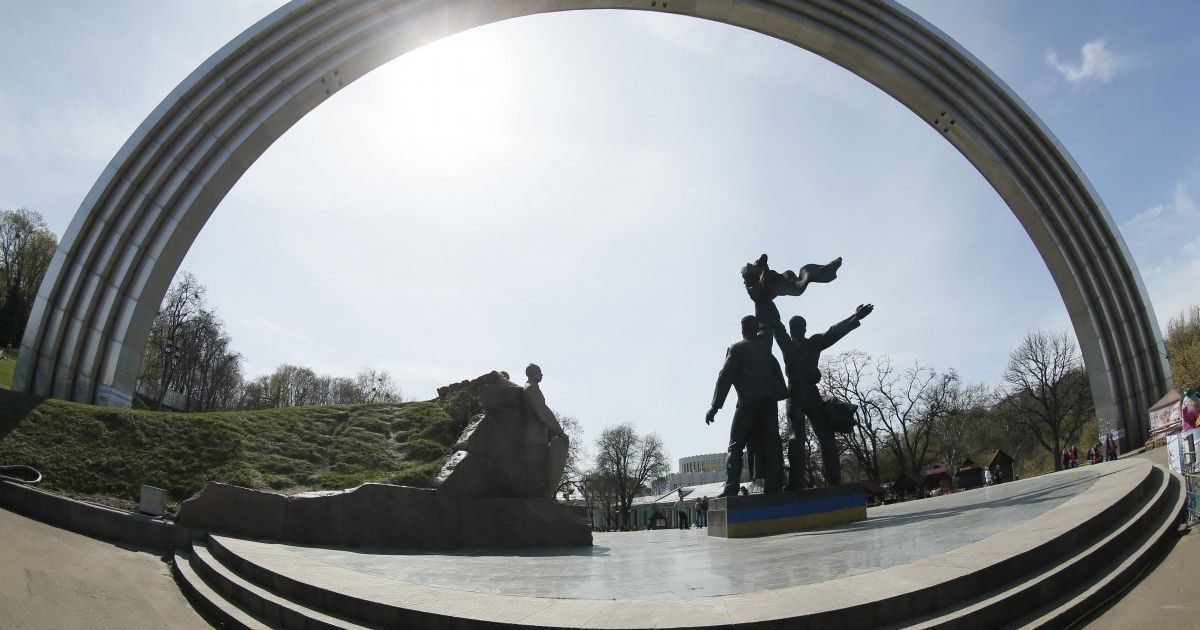Кияни висловилися щодо знесення Арки дружби народів і появи меморіалу воїнам АТО