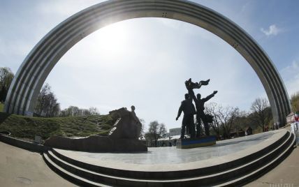 Киевляне высказались о сносе Арки дружбы народов и появлении мемориала воинам АТО