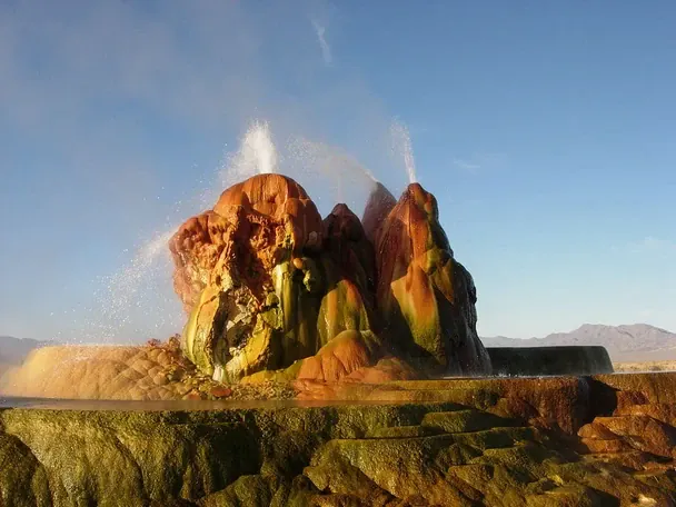 Fly Geyser / © Atlas Obscura