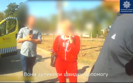 "У нас операция!": в Николаеве водитель и женщина с псевдоскорой устроили конфликт с копами на пол часа (видео)