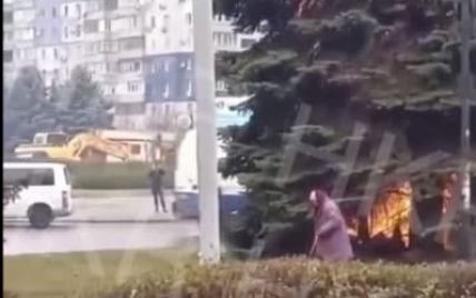 У Кривому Розі бабуся спалила ялинку неподалік міськради (відео)