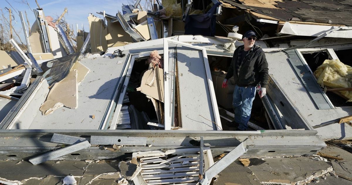 Вещи людей, пострадавших от разрушительного торнадо в США, находят в 200 километрах от их дома